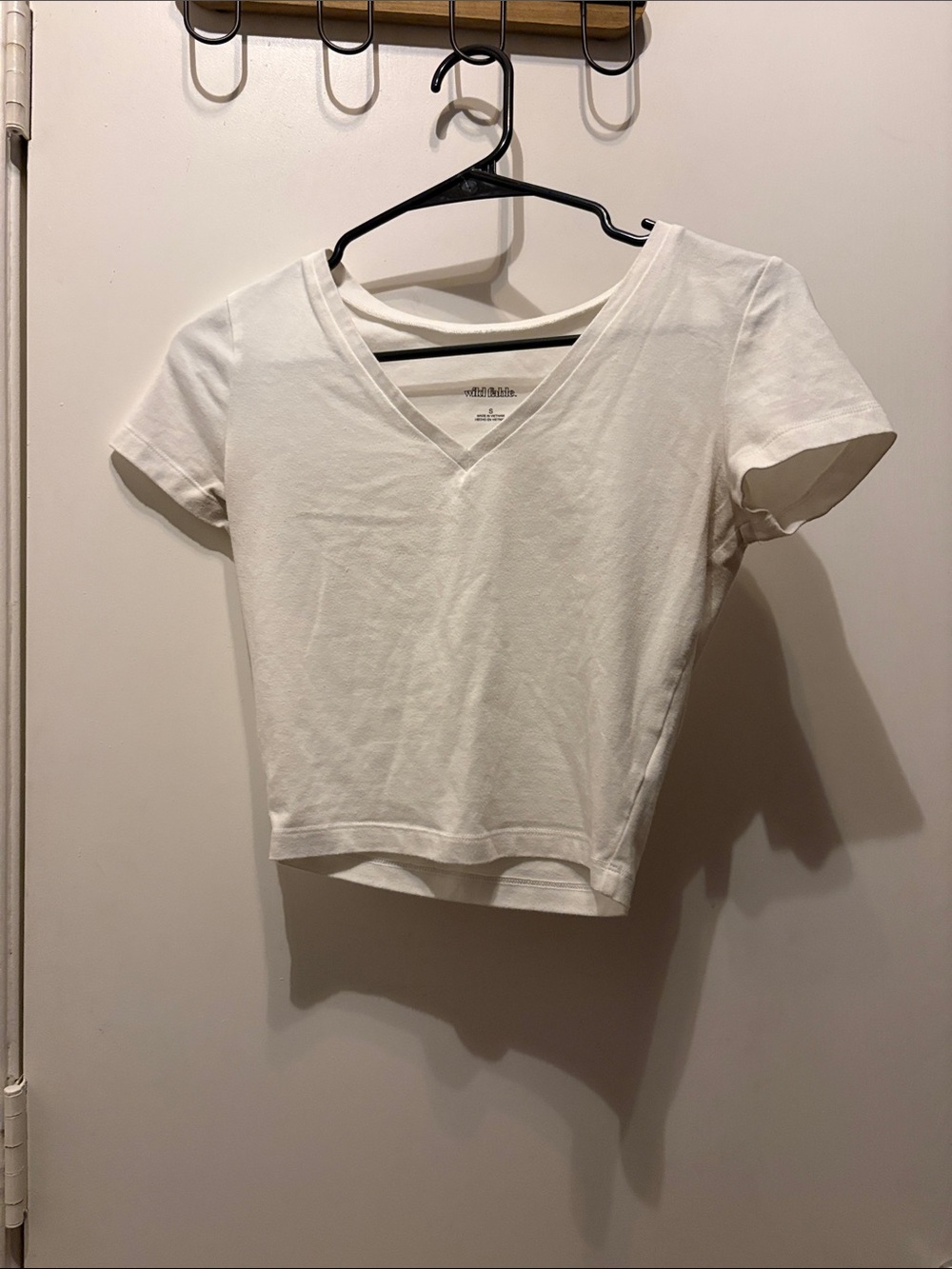 Wild Fable Classic V-Neck Cropped Women's Top - White Size Small Y2K